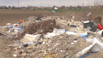 Дивља депонија код старе циглане шири се на оближње њиве