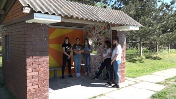 Девојчице осликале аутобуску станицу у Верушићу