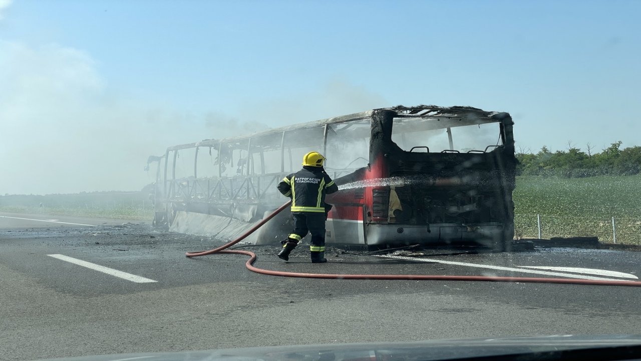 Изгорео аутобус "Ниш-експреса" на ауто-путу код Фекетића