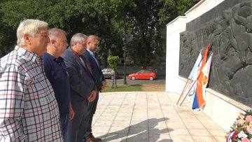 Полагањем венаца обележен Дан борца