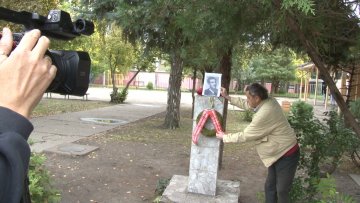 Постоље споменика Јовану Микићу и даље празно – активисти траже да се биста врати