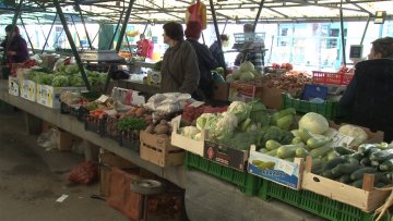 Прво сезонско воће и поврће освануло на пијацама
