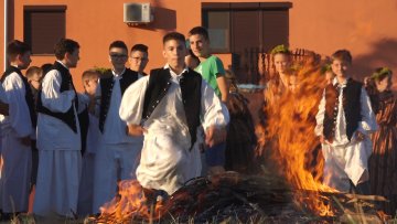 Млади и данас прескачу ватре ивањске