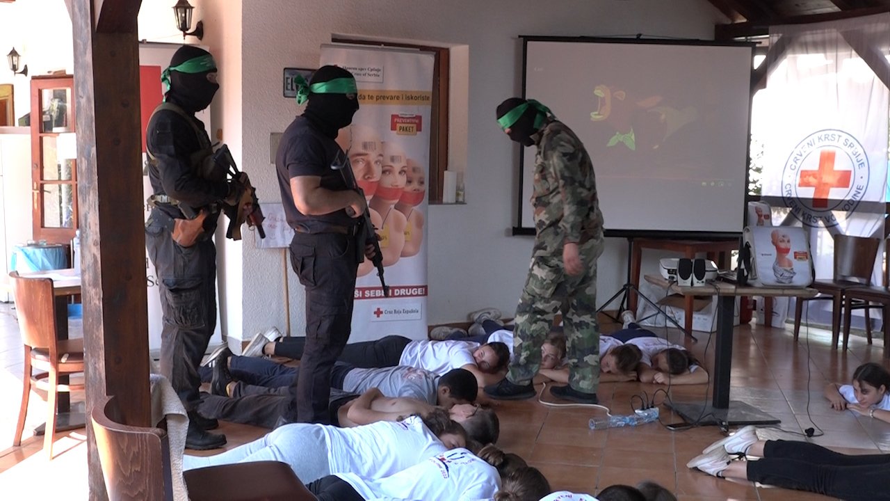 Волонтери на кампу Црвеног крста уче како се понашати у ратним оружаним сукобима