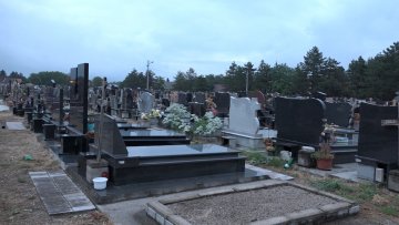 Оскрнављени споменици на гробљу код Дудове шуме