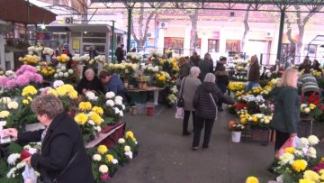 Као и сваког првог и другог новембра, продаја цвећа интензивнија