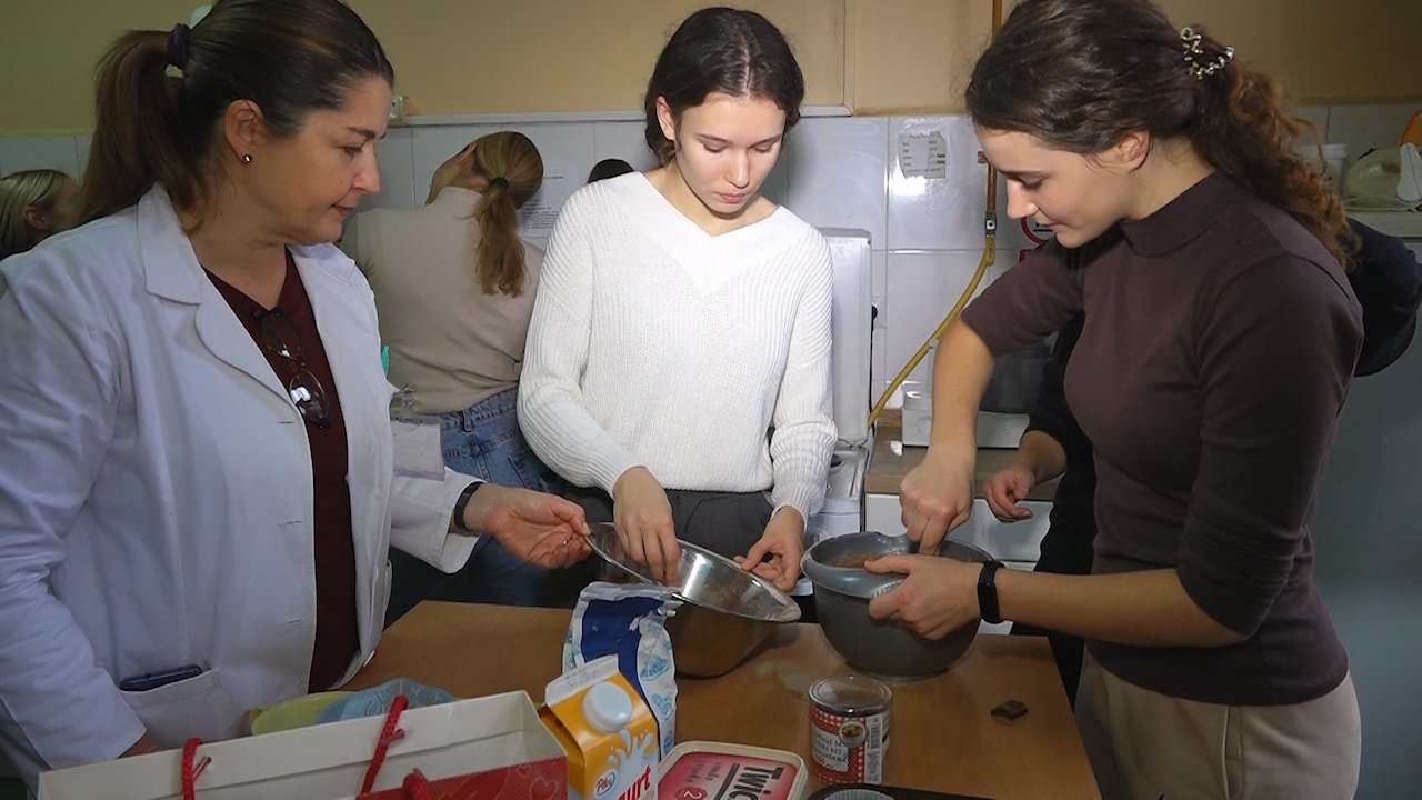 Средњошколци уче припрему здравих оброка – пилеће салате и интегралних мафина