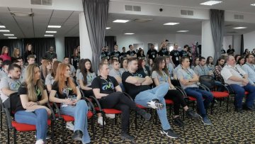 Победници „БизКода“ екипе „Хакатонци трче почасни круг“ и „ГСМ“ 