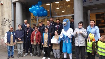 Првотимци Спартака са децом из клуба „Звуци срца“