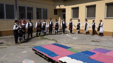 Да се комшије упознају, а деца поиграју
