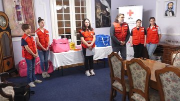 Додељени поклони за бебе рођене у Недељи црвеног крста