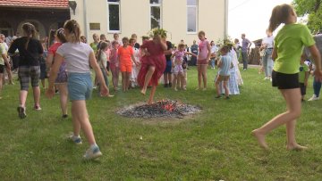 Обичај прескакања ватре одолева забораву  