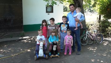 Силвестер Петер сам подиже седморо деце