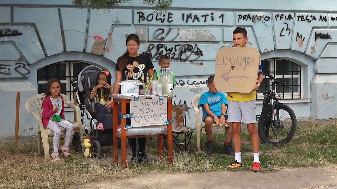 Деца продају лимунаду да помогну болесној баки