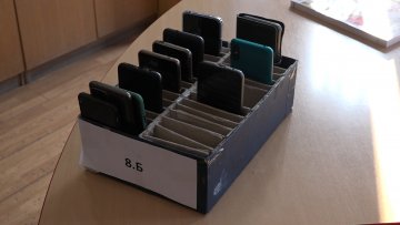 Све више школа забрањује мобилне телефоне
