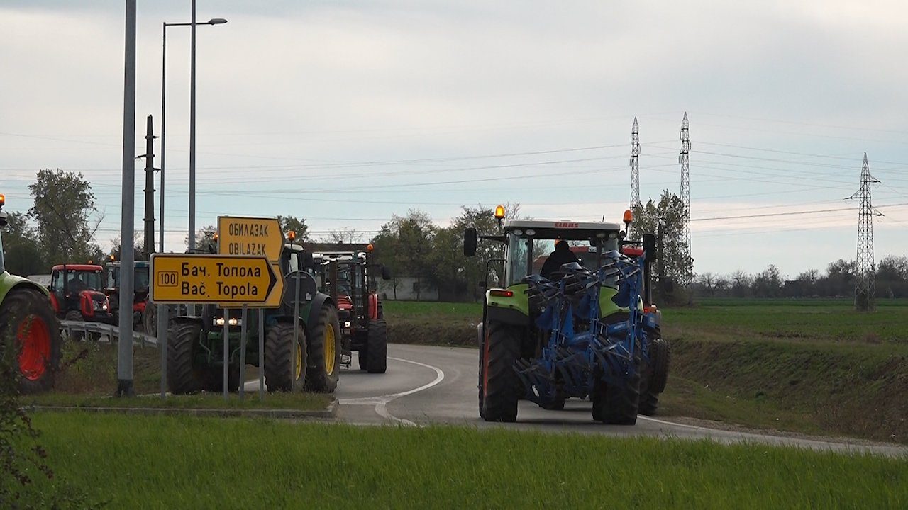 Трактори блокирали кружни ток на Београдском путу