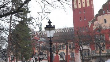 У току постављање новогодишње декорације