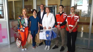 Црвени крст Суботица даривао бебе рођене на Светски дан Црвеног крста