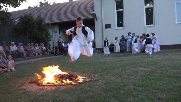 Обичај прескакања ватре на Светог Ивана Цвитњака чува се и данас
