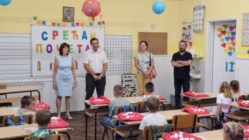 Почела нова школска година – првацима поклон пакетићи